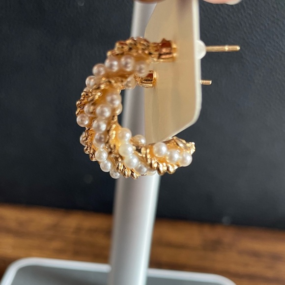Gold and white pearl braid small hoop earrings - Picture 2 of 2